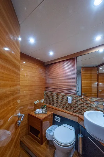 Emry Yacht Photos Pics 2009 Aicon - interior/head