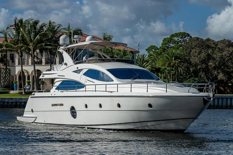 Emry Yacht Photos Pics 2009 Aicon - Exterior profile on the water