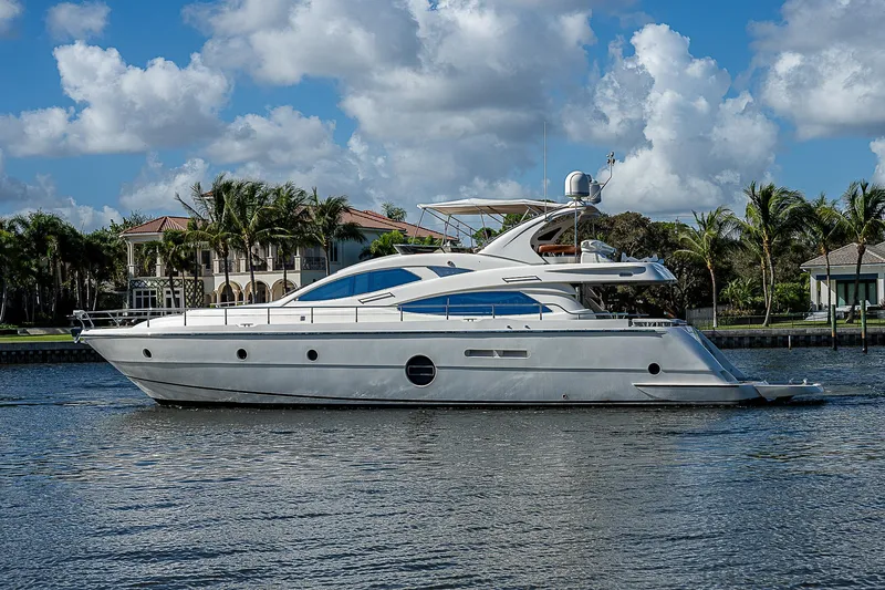 Emry Yacht Photos Pics 2009 Aicon - Exterior profile on the water