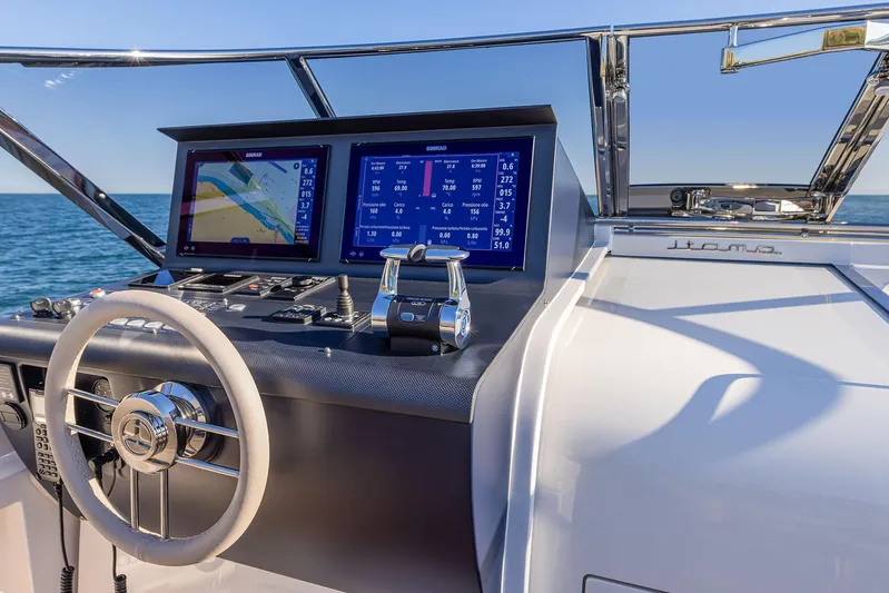  Yacht Photos Pics Itama 45RS helm station