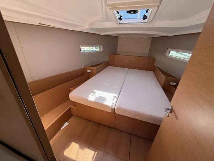 Ceci Yacht Photos Pics Interior cabin of 2021 Jeanneau Sun Odyssey 410 yacht, featuring a spacious double bed.