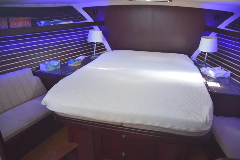 Sarah Yacht Photos Pics Queen centerline berth