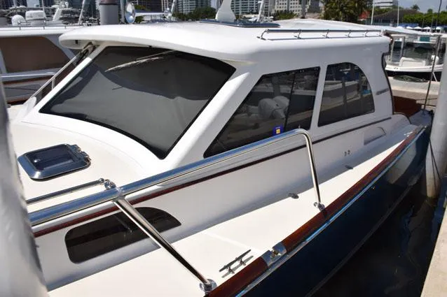 Sarah Yacht Photos Pics Stylish deckhouse windows and trim