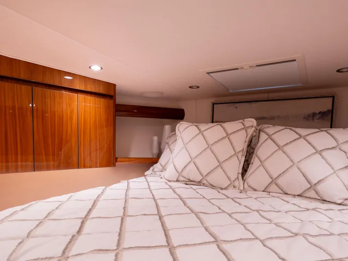 Little Zip Yacht Photos Pics Viking 48 Little Zip - Master Stateroom, Berth