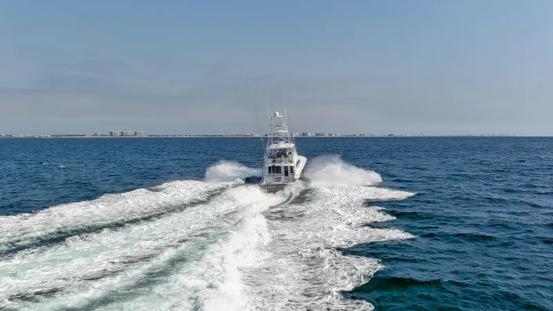  Yacht Photos Pics Hatteras 60 Convertible 2003 cruising fast on open sea.