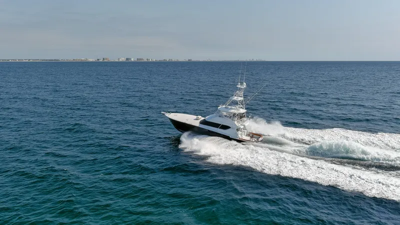  Yacht Photos Pics 2003 Hatteras 60 Convertible yacht cruising on open sea.