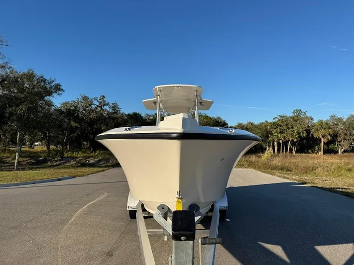  Yacht Photos Pics 2023 SeaVee 290B boat on trailer, front view, clear blue sky background.