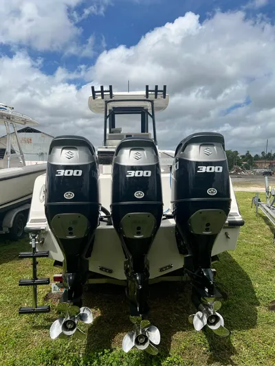  Yacht Photos Pics 2021 Streamline 34CC boat with triple 300 horsepower engines.