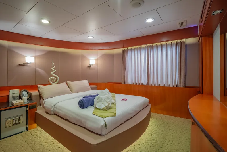 Phatsara Yacht Photos Pics 37m Power Catamaran