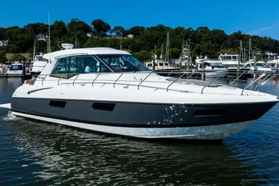2013 Cruisers Yachts 48 Cantius