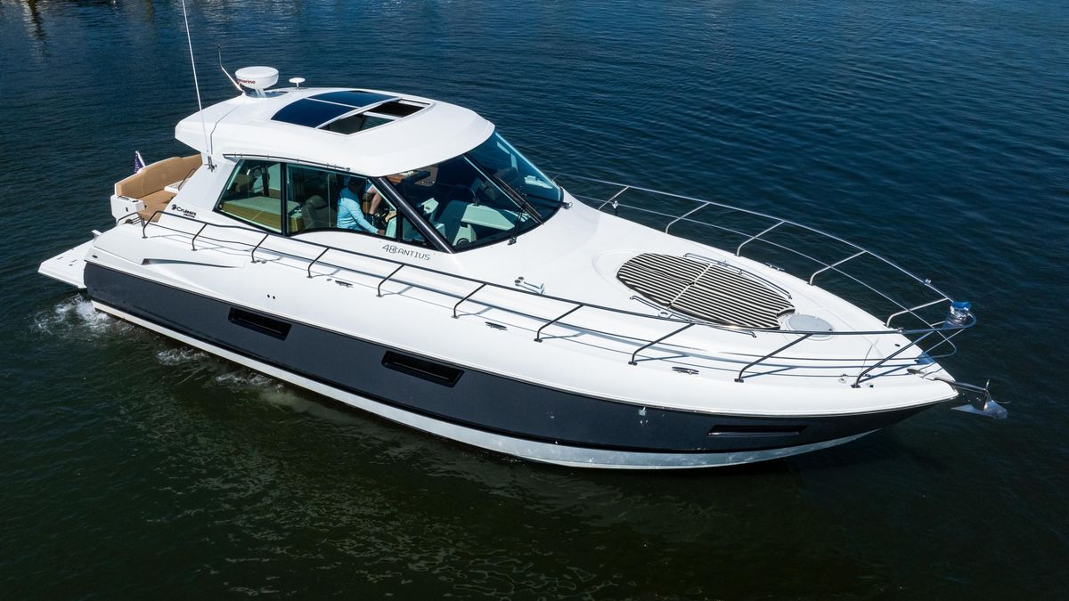 2013 Cruisers Yachts 48 