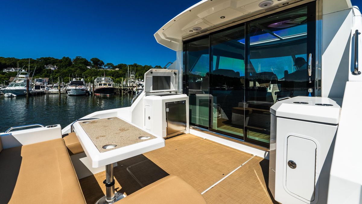 2013 Cruisers Yachts 48 