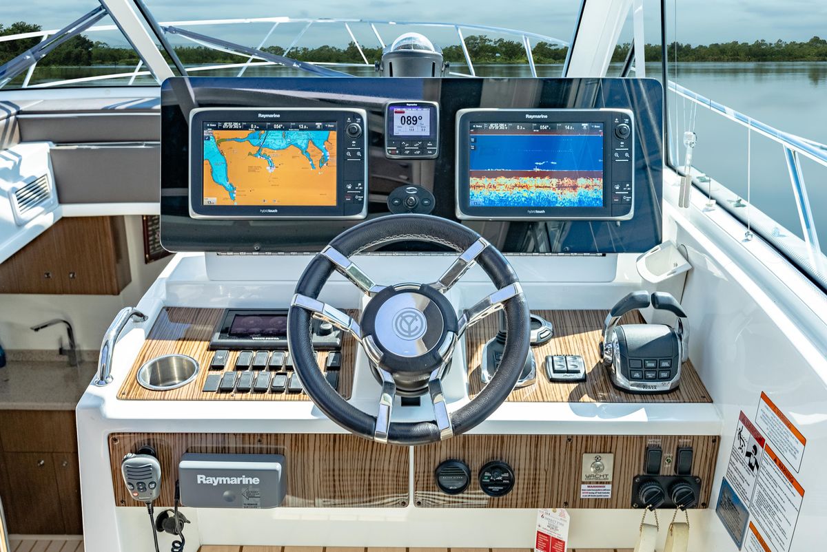 2013 Cruisers Yachts 48 