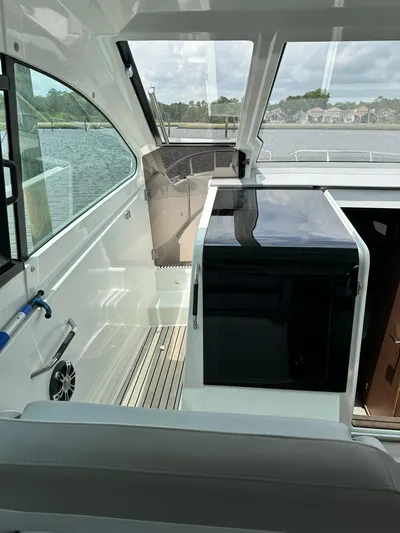 De-sea Yacht Photos Pics 2021 Beneteau GT 32 yacht interior with sleek design and waterfront view.