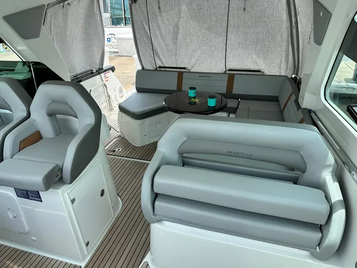 De-sea Yacht Photos Pics Interior of 2021 Beneteau GT 32 yacht with seating and table.