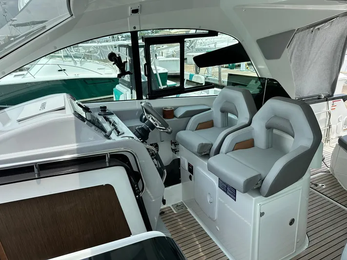 De-sea Yacht Photos Pics Interior of 2021 Beneteau GT 32 boat with modern helm and seating.