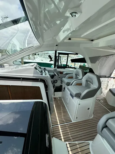 De-sea Yacht Photos Pics 2021 Beneteau GT 32 yacht interior with modern seating and sleek design.