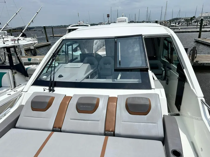 De-sea Yacht Photos Pics 2021 Beneteau GT 32 yacht with sunbathing area, docked at marina.