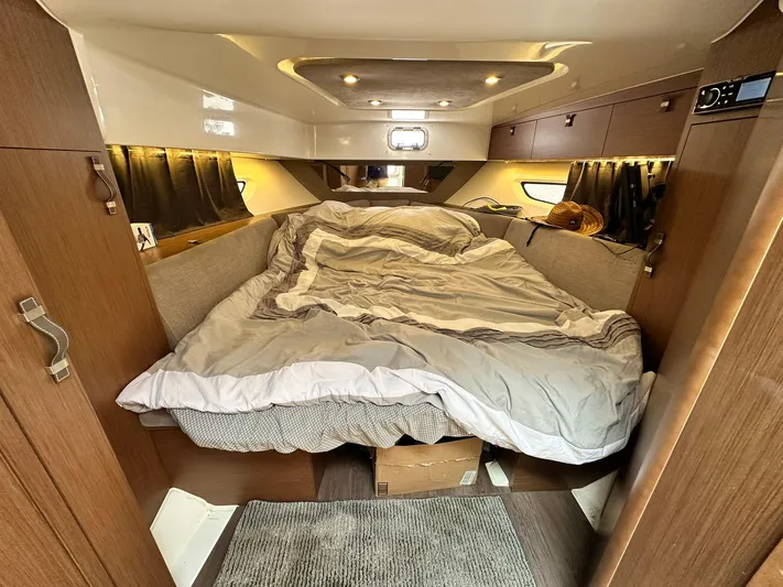 De-sea Yacht Photos Pics Interior cabin of 2021 Beneteau GT 32 with cozy bed and wooden finish.