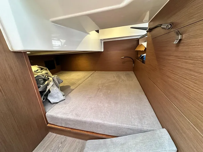 De-sea Yacht Photos Pics 2021 Beneteau GT 32 cabin interior with cozy sleeping area and wooden finish.