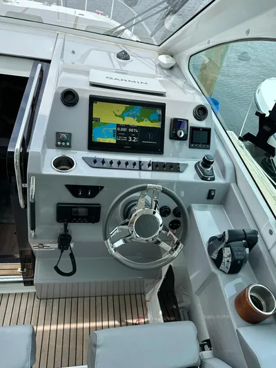 De-sea Yacht Photos Pics 2021 Beneteau GT 32 helm with Garmin navigation system and modern controls.