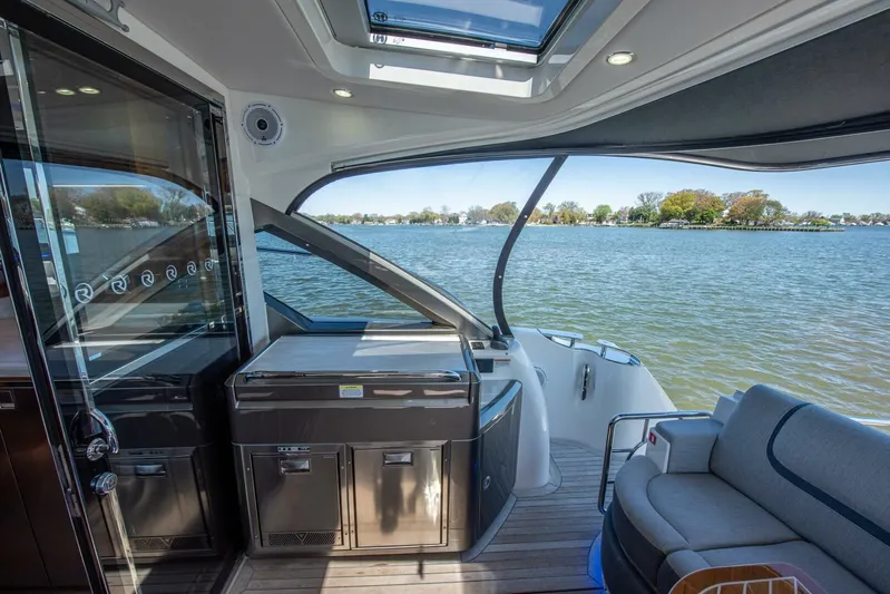 Cntrl-salt-del Yacht Photos Pics 2023 Riviera 4600 Sport Yacht - Image 28