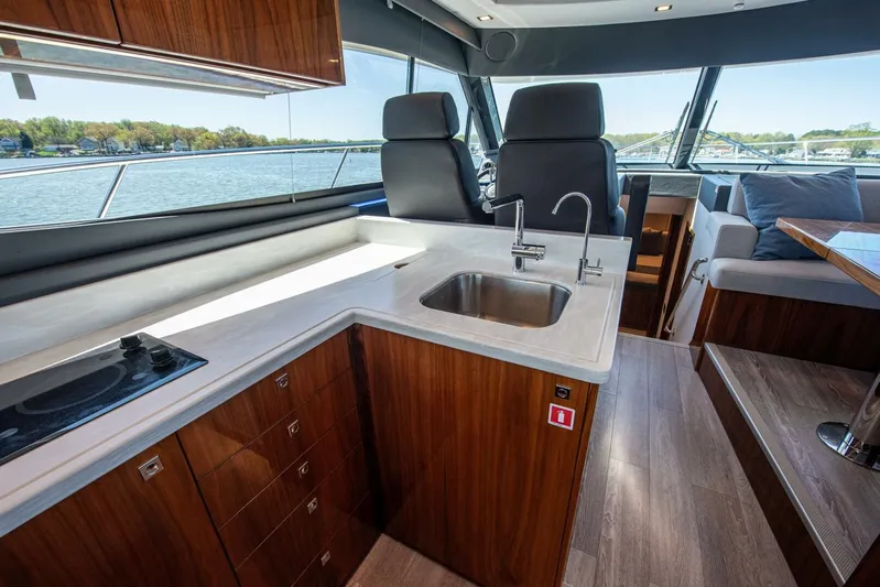 Cntrl-salt-del Yacht Photos Pics 2023 Riviera 4600 Sport Yacht - Image 36