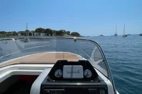 Quicksilver Activ 755 Sundeck 2020 boat dashboard with Garmin, on calm water.