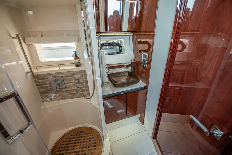 Bob 'n Around Yacht Photos Pics 2018 Sea Ray L550 - Image 60