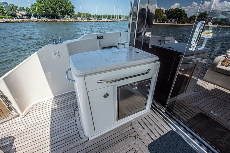 Bob 'n Around Yacht Photos Pics 2018 Sea Ray L550 - Image 19