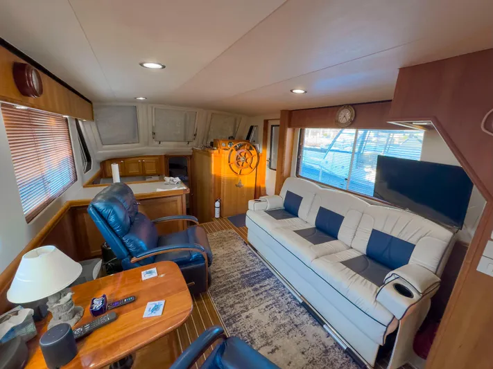 Vitamin Sea Yacht Photos Pics Interior of 2005 Mainship 34 Trawler with cozy seating and nautical decor.