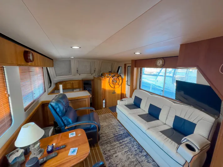 Vitamin Sea Yacht Photos Pics Interior of 2005 Mainship 34 Trawler with cozy seating and nautical decor.