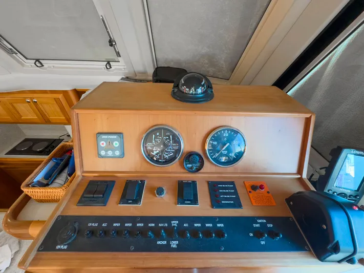 Vitamin Sea Yacht Photos Pics Control panel of 2005 Mainship 34 Trawler with gauges and navigation equipment.
