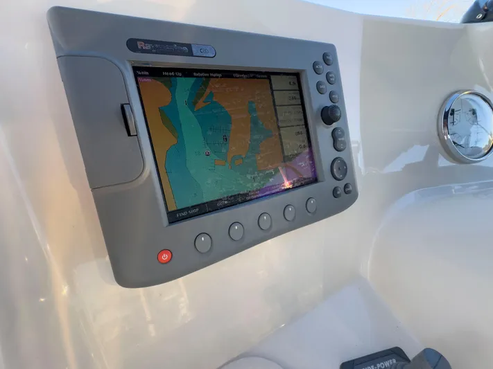 Vitamin Sea Yacht Photos Pics Raymarine C80 navigation system on 2005 Mainship 34 Trawler.