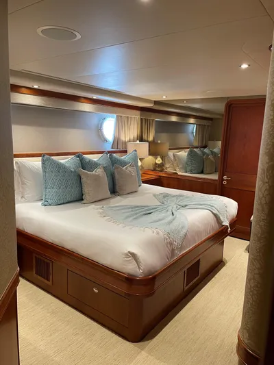 Relentless Yacht Photos Pics Luxurious bedroom on Westport Tri-Deck Motoryacht 2006.