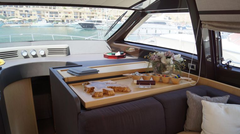 2010-57-7-ferretti-yachts-560