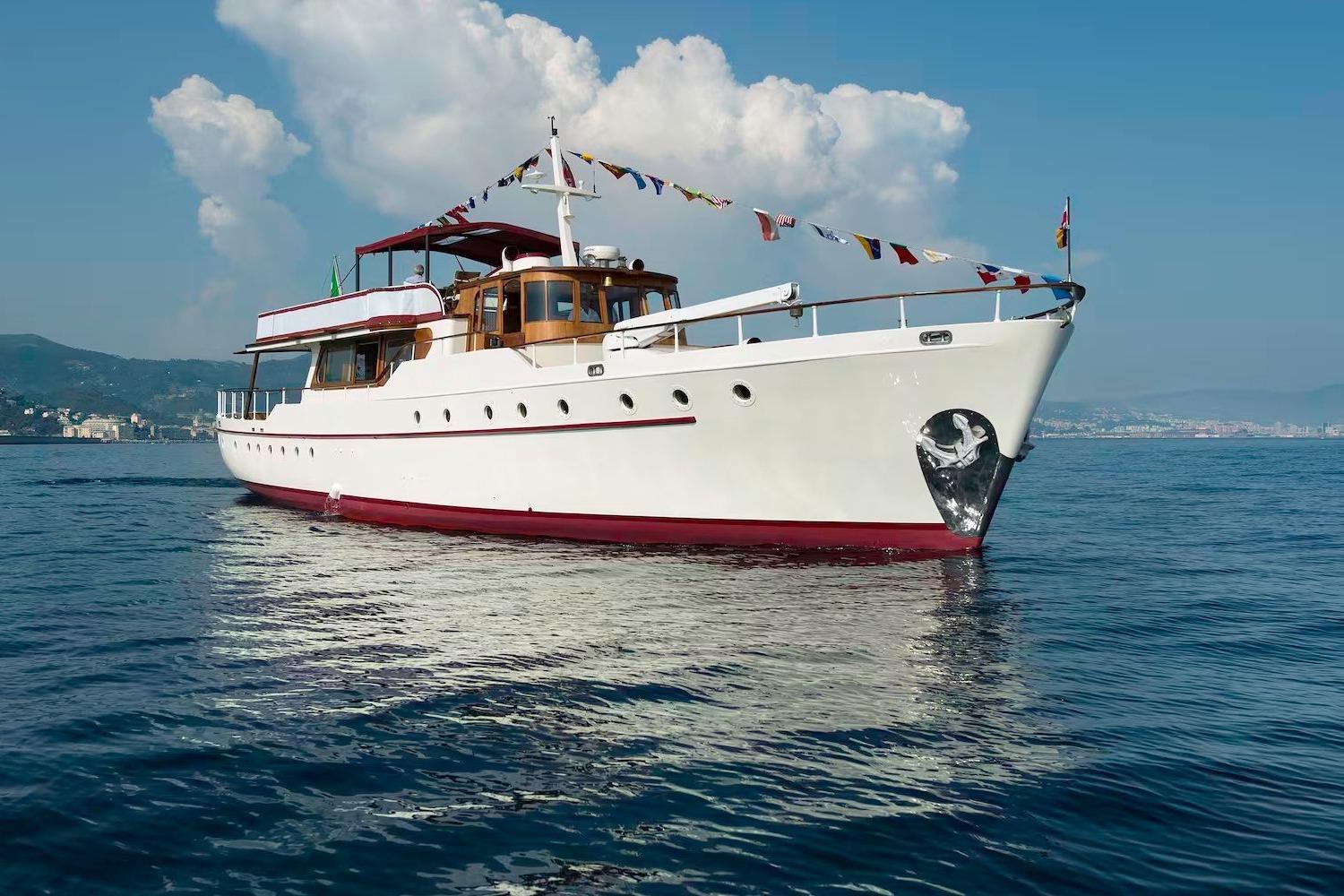 Bow View – Refinished Hull & Traditional Superstructure