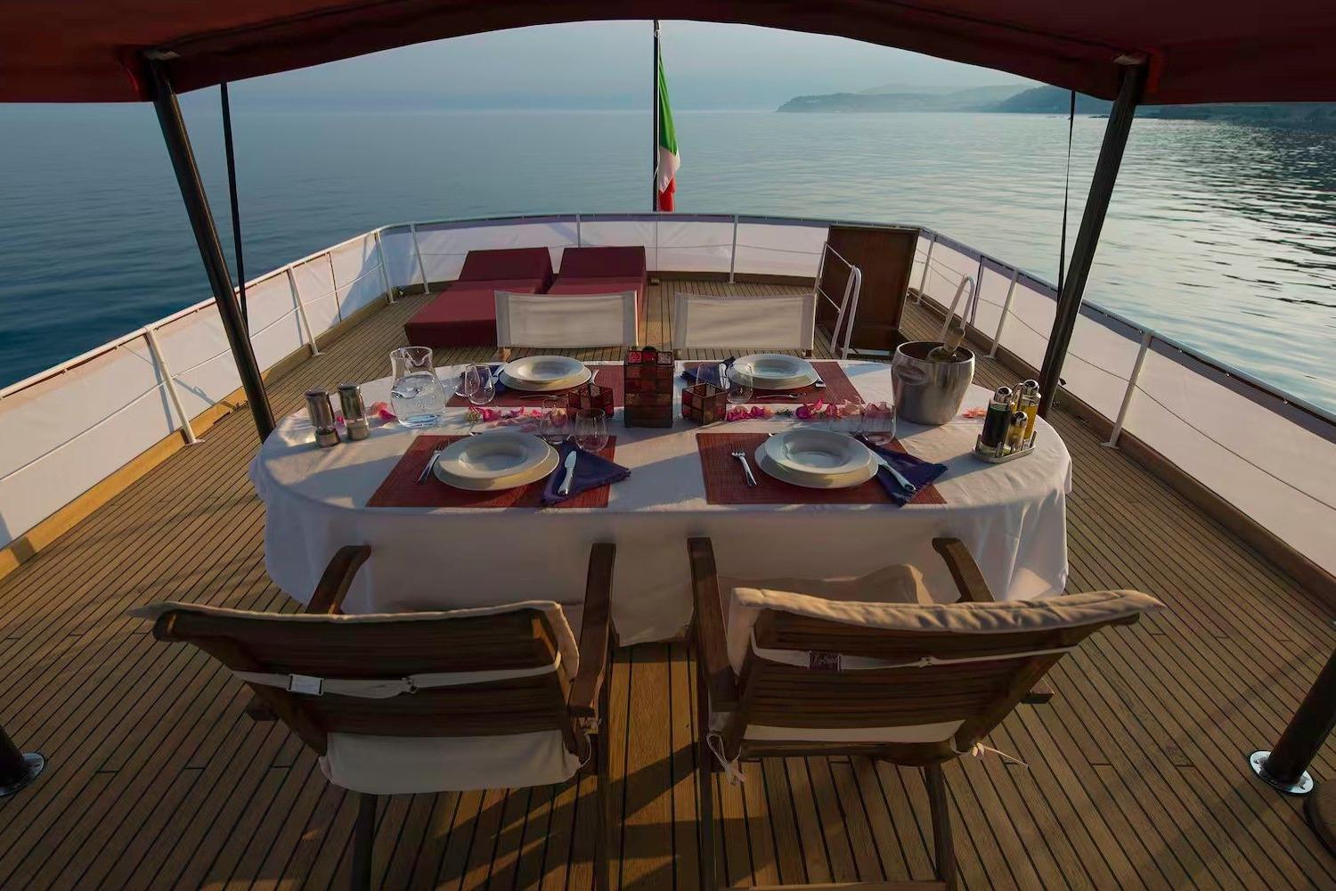 Aft Deck Dining – Teak Decking & Shaded Lounge Area
