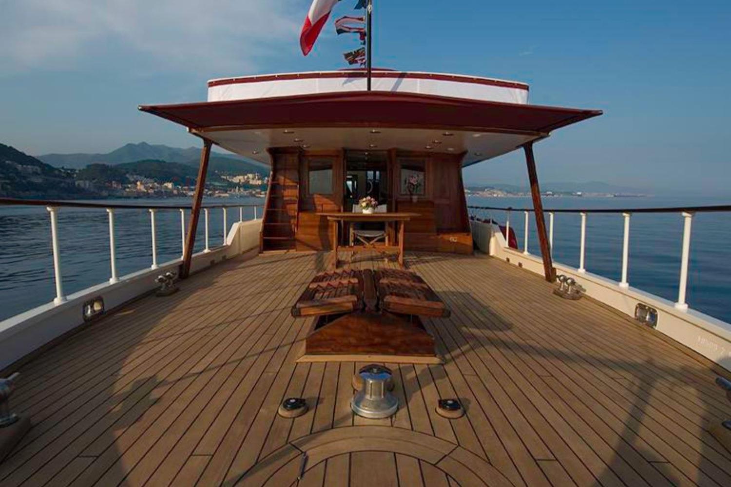 Aft Cockpit – Expansive Open Teak Deck