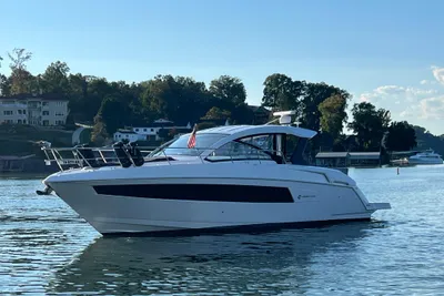 Cruisers Yachts 390 Express Coupe