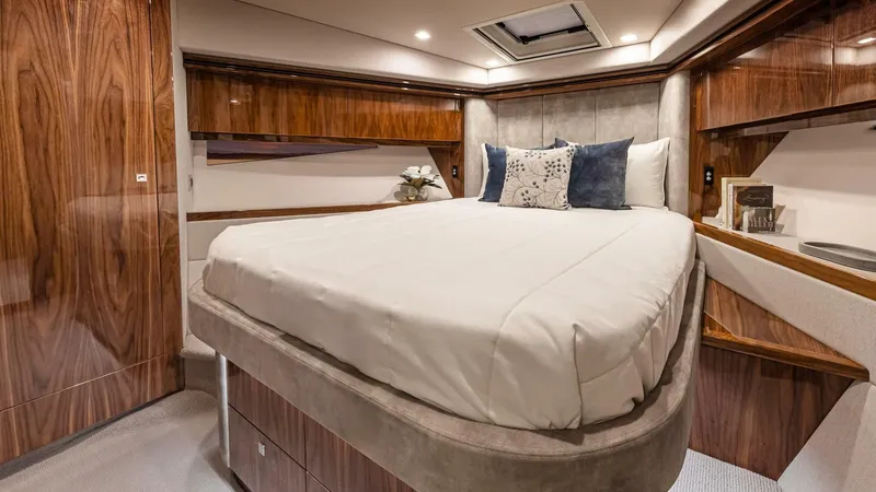  Yacht Photos Pics 2026 Riviera 5400 Sport Yacht Platinum Edition - Image 10