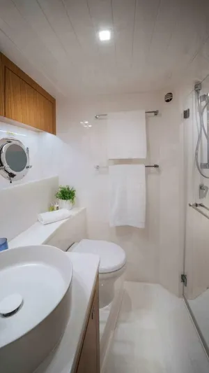  Yacht Photos Pics 2026 Riviera 5400 Sport Yacht Platinum Edition - Image 12