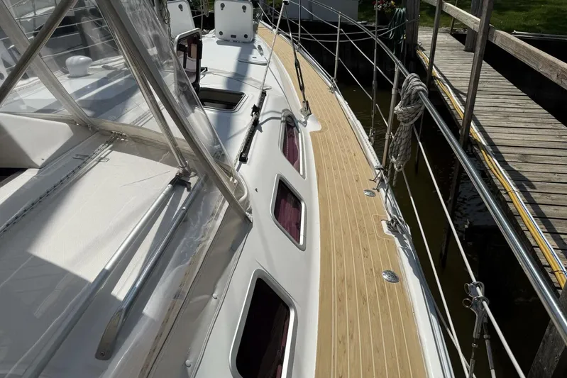  Yacht Photos Pics 2005 Hunter 46LE sailboat deck with wood finish, docked at marina.