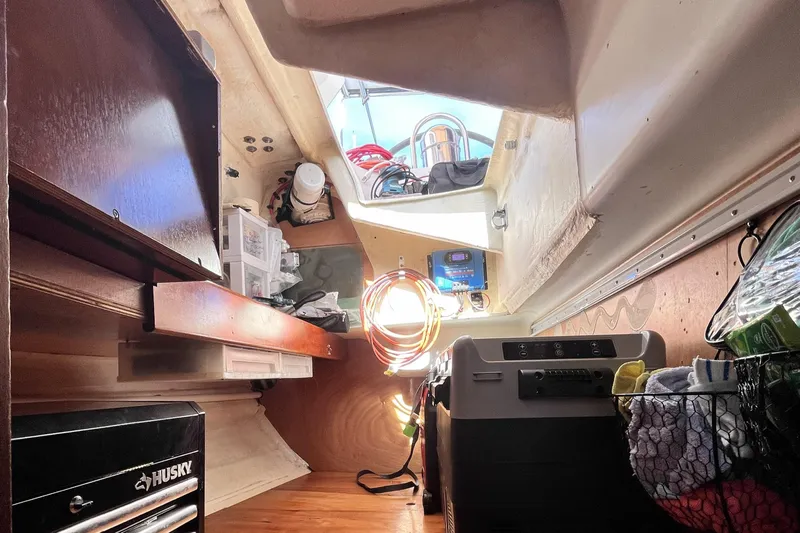 Windnsea Yacht Photos Pics Interior of a 2001 Beneteau 473 sailboat, featuring storage and equipment.