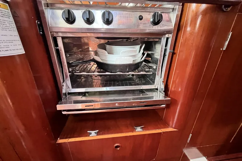 Windnsea Yacht Photos Pics Beneteau 473 yacht kitchen oven with cookware, 2001 model.