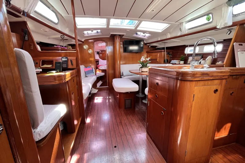 Windnsea Yacht Photos Pics Interior of 2001 Beneteau 473 yacht, featuring elegant wood finish and modern amenities.