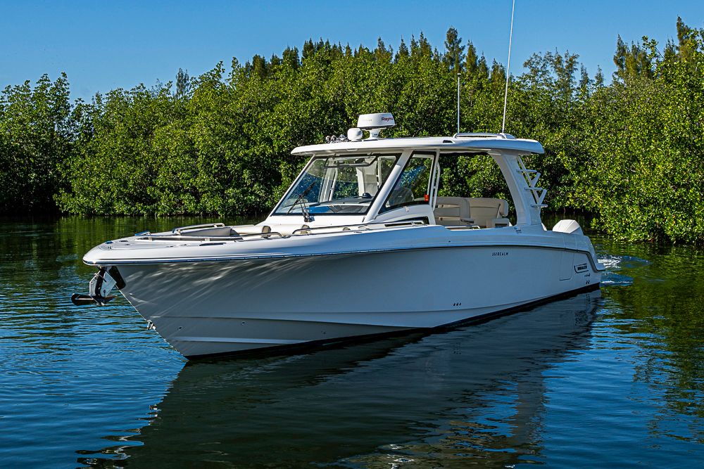 2022 Boston Whaler 350 Realm