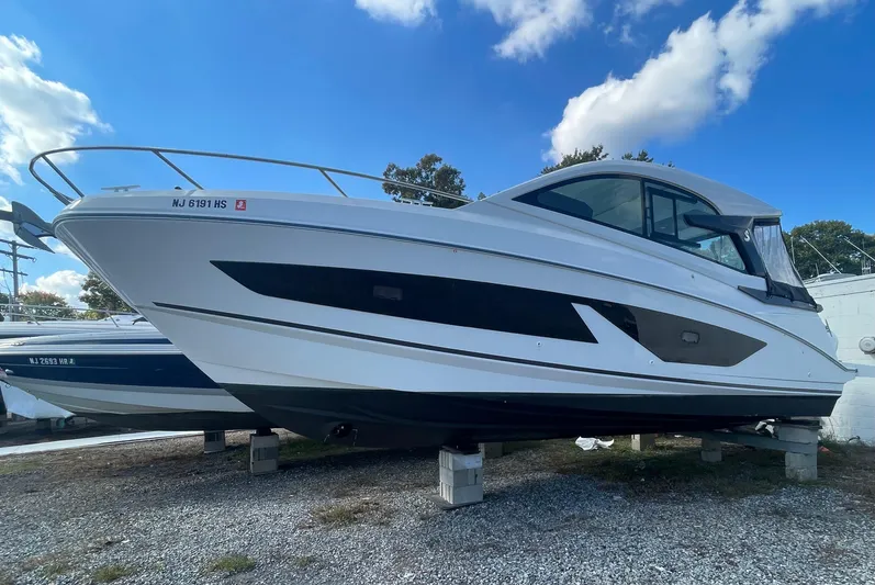  Yacht Photos Pics 2024 Beneteau Gran Turismo 32 boat on display under a clear blue sky.