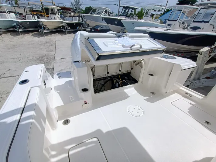 270-152 Yacht Photos Pics 2025 Robalo R270 Center Console boat interior, featuring spacious deck and modern amenities.