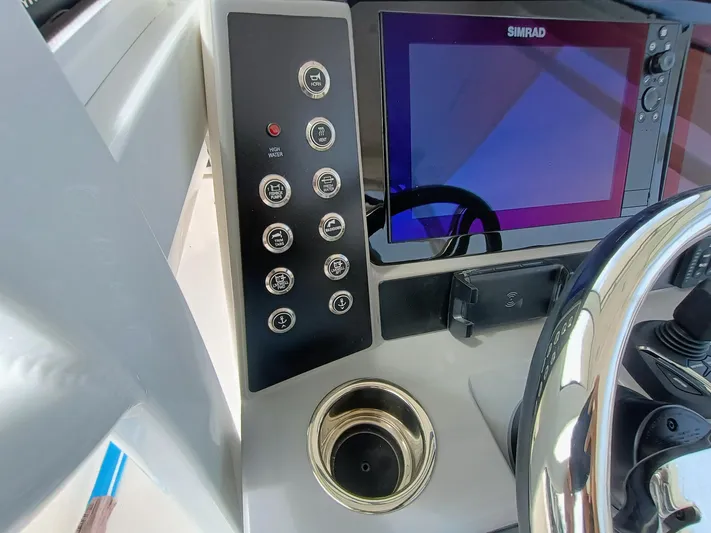 270-152 Yacht Photos Pics 2025 Robalo R270 Center Console dashboard with Simrad display and control panel.